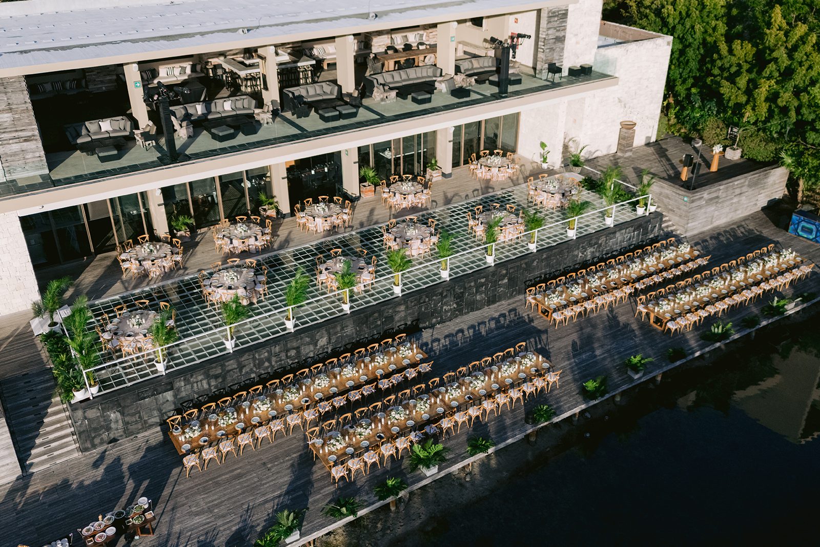 Grand oceanfront wedding reception in Cancún